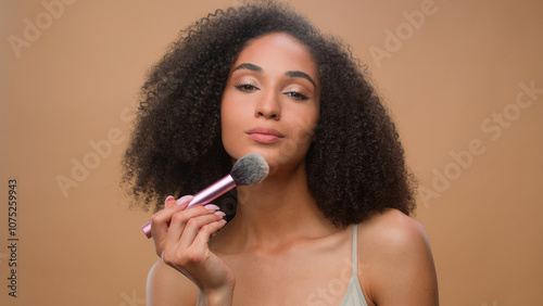 Fotografi African American woman applying powder make-up natural beauty clean soft moistur