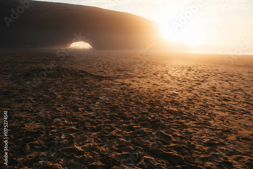 モロッコのレグジラビーチの巨岩と夕陽