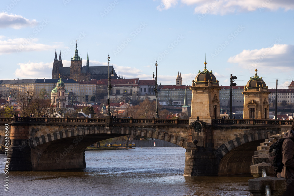 Obraz premium Blick auf die Moldau mit Brücke der Legionen und Burgviertel mit Veitsdom in Prag.