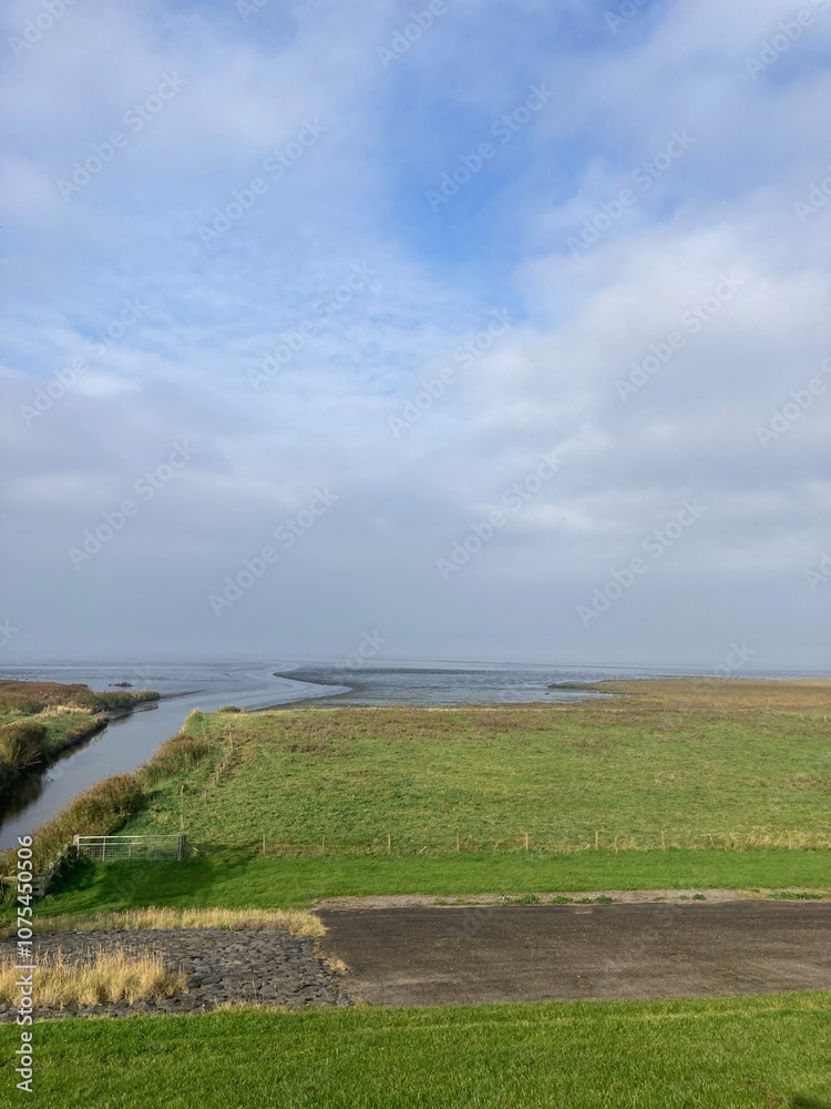 Paysages du nord des Pays-Bas en Frise. Canal et plan d'eau en Hollande Paysages du nord des Pays-Bas en Frise. Canal et plan d'eau en Hollande