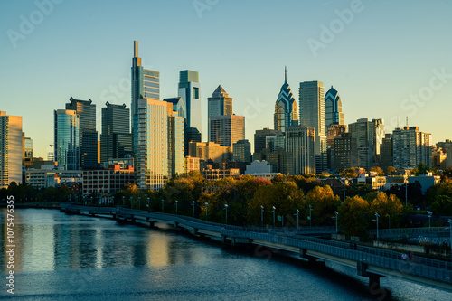 Fototapeta Naklejka Na Ścianę i Meble -  Philadelphia skyline at dawn in fall