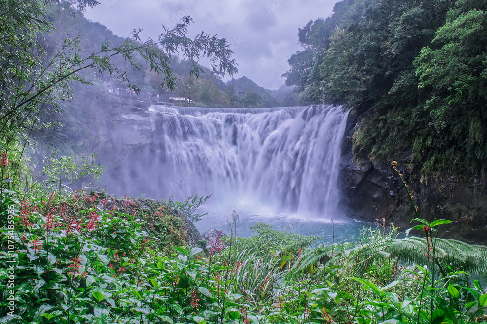 Obraz premium Taipei's Shifen Waterfall on Overcast Day