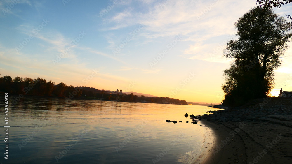 stimmungsvolles Abendrot über der Donau bei Melk stimmungsvolles Abendrot über der Donau bei Melk