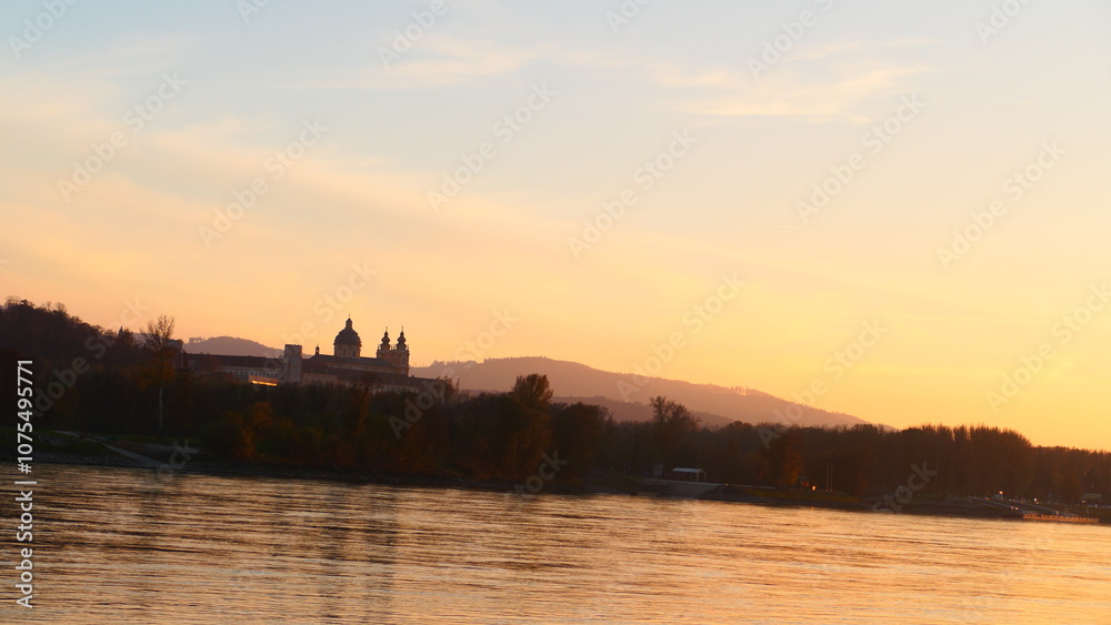Naklejka premium Blick von der Donaubrücke auf Stift Melk