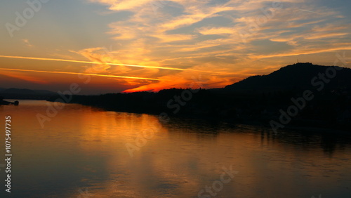 oranger Himmel über der Donau