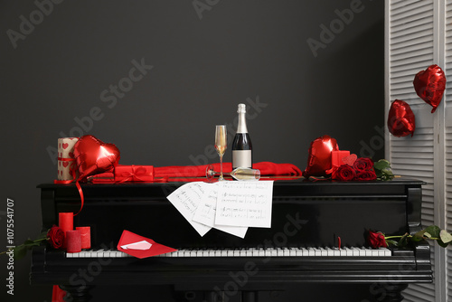 Piano with champagne, ballo...