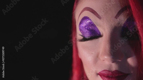 Close-up of Beautiful Redhead Woman with Artistic Character Makeup, Purple Glitter Eyelids and Red Lips. Primer Plano de Mujer Pelirroja Muy Hermosa con Maquillaje Artístico de Caracterización,