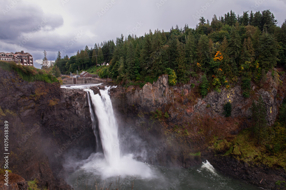 Obraz premium Snoqualmie Falls, a 268-foot waterfall on the Snoqualmie River in Washington state, surrounded by lush greenery 