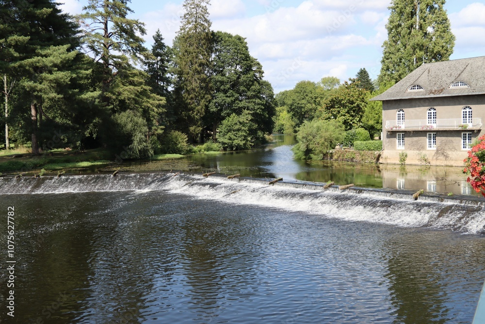 Obraz premium River in the park in Malestroit, France