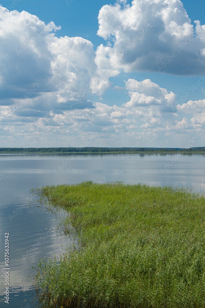 Obraz premium Widok na Jezioro Śniardwy, Największe Jezioro w Polsce | Scenic View of Śniardwy Lake, Poland's Largest Lake