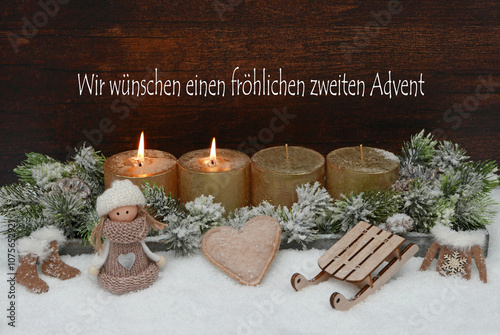 Dekoration zum zweiten Advent: Adventskranz mit goldenen Kerzen und dem Text wir wünschen einen fröhlichen zweiten Advent. photo