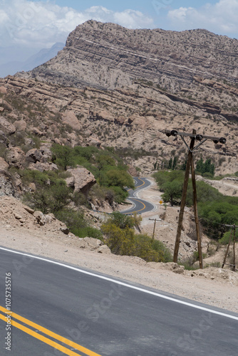 Quebrada de Indalecio en la ruta 43 entre montañas, cardones.