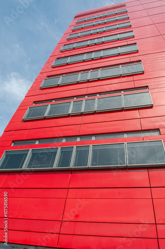 Immeuble modernes rouges et noirs, bureaux d'un centre d'affaires avec un ciel bleu photo