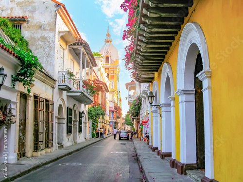 Calle colonial y colorida de Cartagena de
Indias. Colombia.