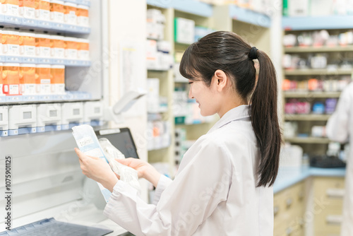 薬局・ドラッグストアで自動分包機を使って粉薬・調剤・処方箋を作る薬剤師
Free Download 薬局・ドラッグストアで自動分包機を使って粉薬・調剤・処方箋を作る薬剤師
- GFXLoad
