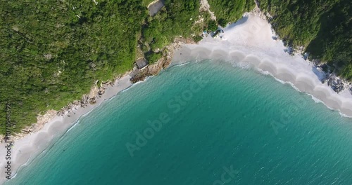 Video de drone de uma praia de Arraial do Cabo, Rio de Janeiro