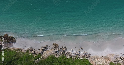 Video de drone, caminhada em uma praia de Arraial do Cabo Rio de Janeiro