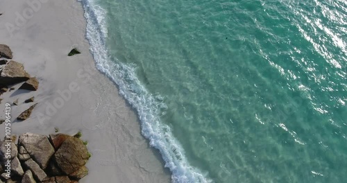 Video drone de praia agua cristalina brasil