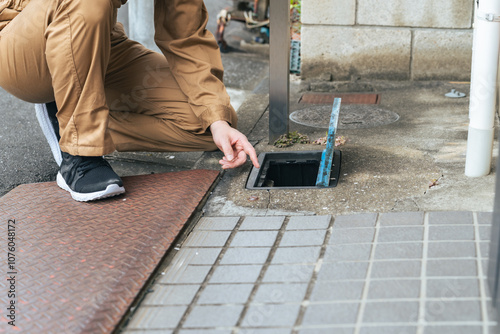 水道、メーター、検針、確認、作業員、業者、住宅、量水器、点検、検査、メンテナンス、チェック、保守、建築、工事、料金、特定計量器、計量法、男性、日本人、見る、ケース、ふた、開ける、玄関、家庭、仕事、交換、漏水、委託会社、故障、修理、修繕、水道管、下水、老朽化、使用量、スタッフ、アルバイト、検針員、公共、事業、水道局、ギグワーク、調査、作業、作業服、スポットワーク、スキマバイト、人物 photo