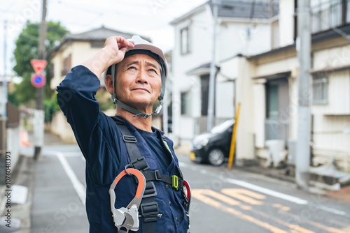 作業員、工事、現場、道路、建築、インフラ、保守、住宅、男性、日本人、職人、大工、仕事、職業、修理、修繕、復旧、復興、防災、災害、配管、ヘルメット、安全、危険、下請け、親方、中小企業、ベテラン、シニア、人材、シルバー、作業服、エンジニア、技師、技能職、フルハーネス、消防、レスキュー隊、シリアス、住宅街、電力、会社、施工、業者、建設、工務店、電気、プロフェッショナル、働く、人物