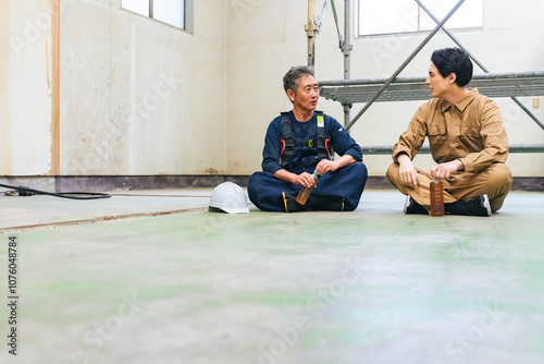 Tableau sur toile 工事、現場、建築、休憩、会話、職人、大工、作業員、相談、雑談、仕事、麦茶、水分補給、改装、建設、足場、作業服、ニッカポッカ、昼休み、労働基準法、休憩時間、スケジ