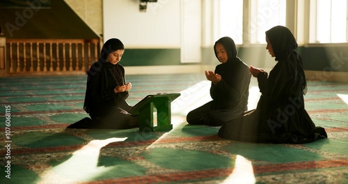 Foto Muslim women, mosque or praying to worship for Palestine, gratitude or support to Allah in holy temple