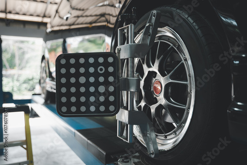 Canvas-taulu Closeup of car wheel alignment at auto repair center