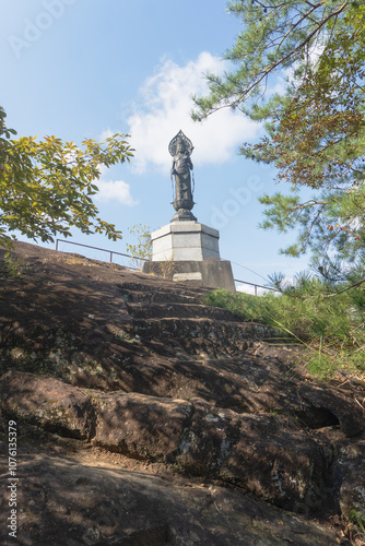 法性（ほうしょう）寺／「お船岩（舟型の岩山）」の上に立つお船観音【ジオパーク秩父】日本埼玉県秩父郡小鹿野町 photo