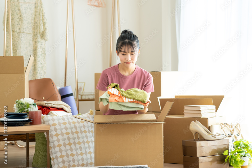 引越しする若い日本人の女性 引越しする若い日本人の女性