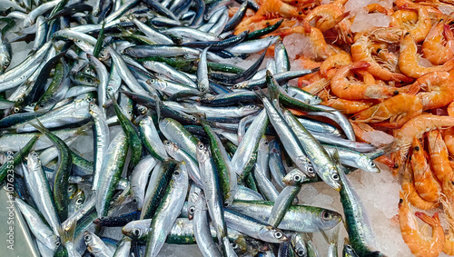 Obraz na płótnie anchovies and Shrimps on a market w salonie
