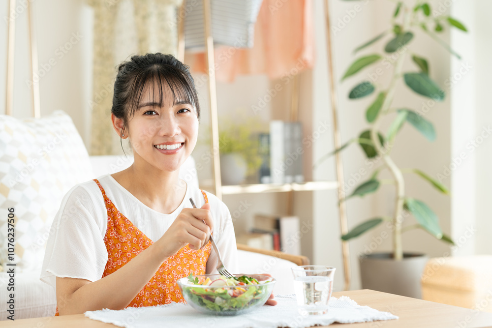サラダを食べる若い女性