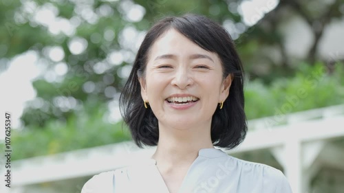 カメラ目線の笑顔のミドル女性