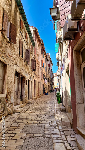 Obraz na płótnie narrow street in the city of rovinj croatia w salonie