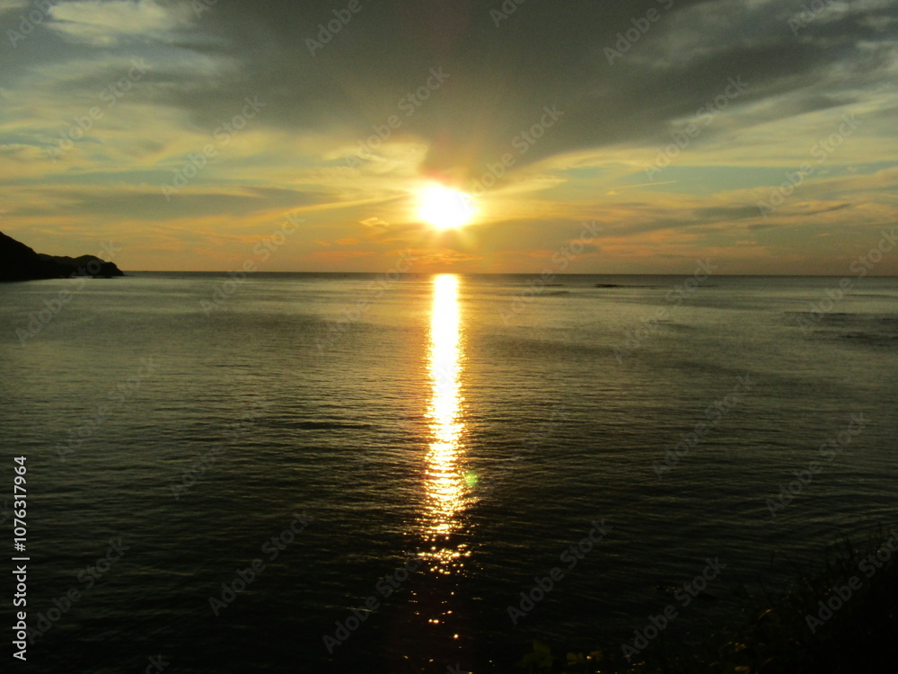 熊本県天草市牛深、日本の夕陽百選に選ばれた魚貫・黒石の美しく、幻想的な東シナ海の夕陽 熊本県天草市牛深、日本の夕陽百選に選ばれた魚貫・黒石の美しく、幻想的な東シナ海の夕陽