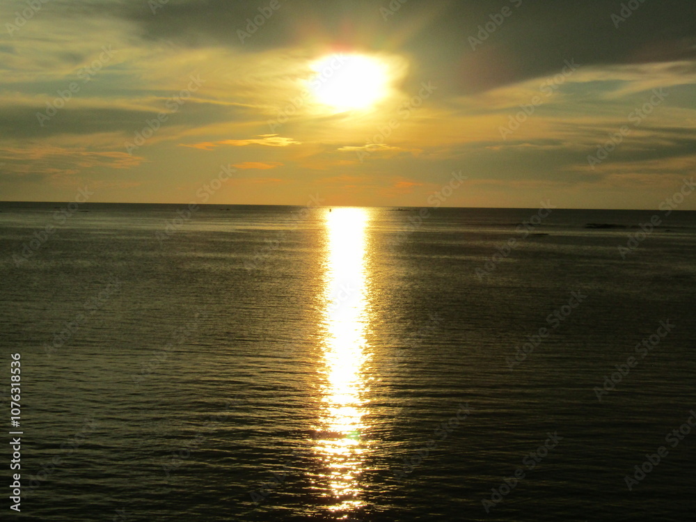 Naklejka premium 熊本県天草市牛深、日本の夕陽百選に選ばれた魚貫・黒石の美しく、幻想的な東シナ海の夕陽