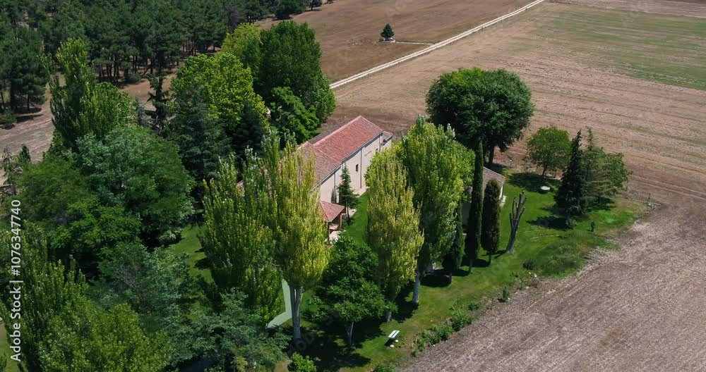 una vista Aéreas de una ermita encantadora, destacando su ambiente sereno e histórico. Perfecto para proyectos centrados en la historia, la arquitectura, los lugares religiosos y los paisajes serenos. una vista Aéreas de una ermita encantadora, destacando su ambiente sereno e histórico. Perfecto para proyectos centrados en la historia, la arquitectura, los lugares religiosos y los paisajes serenos.
