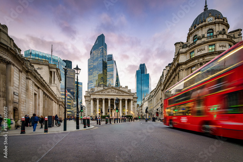 Obraz na płótnie Sunset view of the City of London, England, with commuter and street traffic in front of the Bank of England w salonie