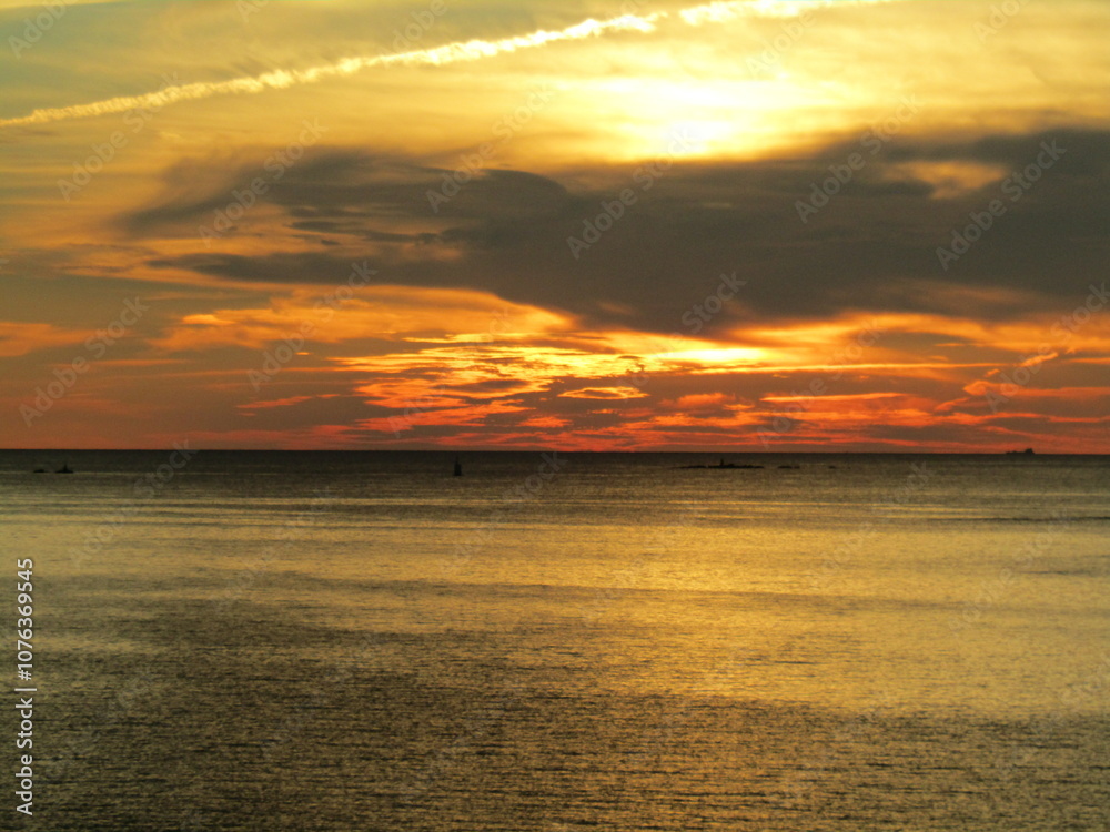 Fototapeta premium 熊本県天草市牛深、日本の夕陽百選に選ばれた魚貫・黒石の美しく、幻想的な東シナ海の夕陽