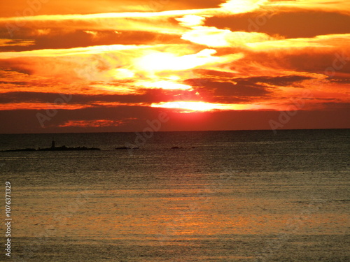 熊本県天草市牛深、日本の夕陽百選に選ばれた魚貫・黒石の美しく、幻想的な東シナ海の夕陽