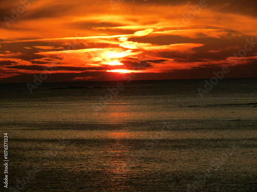 熊本県天草市牛深、日本の夕陽百選に選ばれた魚貫・黒石の美しく、幻想的な東シナ海の夕陽
