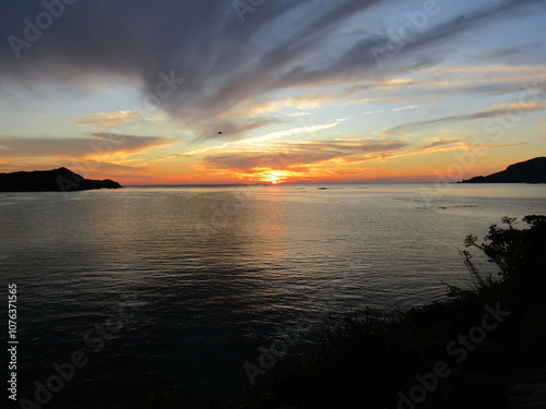 熊本県天草市牛深、日本の夕陽百選に選ばれた魚貫・黒石の美しく、幻想的な東シナ海の夕陽