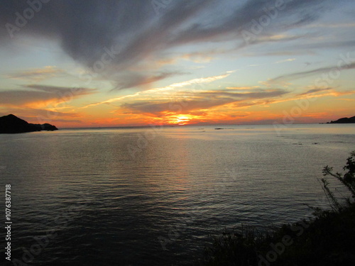 熊本県天草市牛深、日本の夕陽百選に選ばれた魚貫・黒石の美しく、幻想的な東シナ海の夕陽