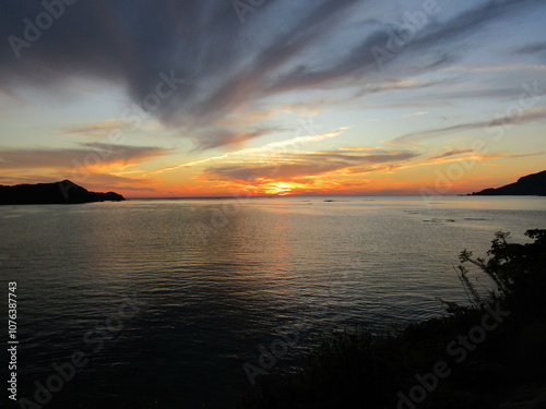 熊本県天草市牛深、日本の夕陽百選に選ばれた魚貫・黒石の美しく、幻想的な東シナ海の夕陽