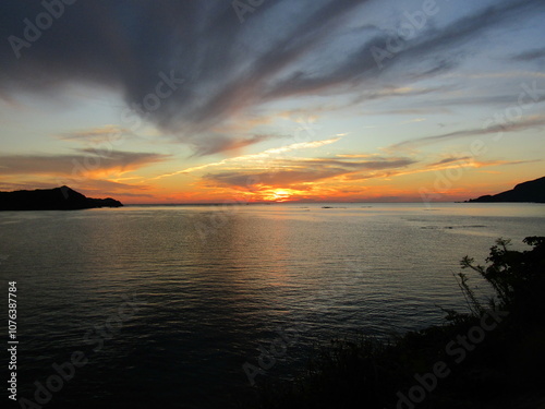 熊本県天草市牛深、日本の夕陽百選に選ばれた魚貫・黒石の美しく、幻想的な東シナ海の夕陽