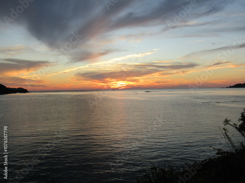 熊本県天草市牛深、日本の夕陽百選に選ばれた魚貫・黒石の美しく、幻想的な東シナ海の夕陽