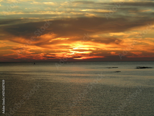 熊本県天草市牛深、日本の夕陽百選に選ばれた魚貫・黒石の美しく、幻想的な東シナ海の夕陽