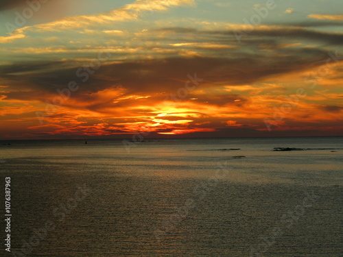 熊本県天草市牛深、日本の夕陽百選に選ばれた魚貫・黒石の美しく、幻想的な東シナ海の夕陽
