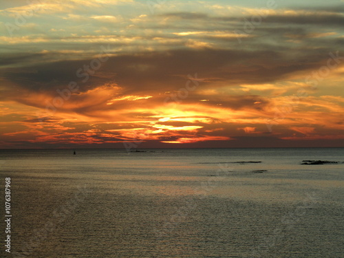 熊本県天草市牛深、日本の夕陽百選に選ばれた魚貫・黒石の美しく、幻想的な東シナ海の夕陽