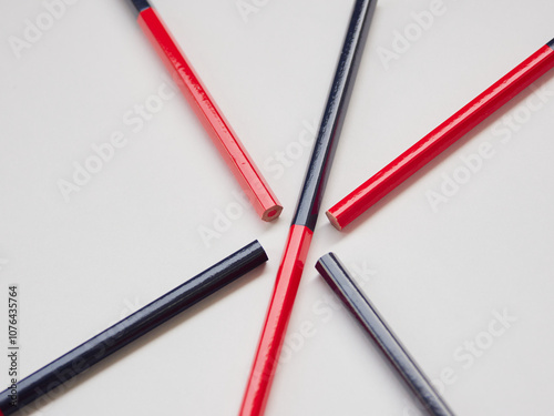 Wallpaper Mural 学生の丸付け赤青色鉛筆の様子 Torontodigital.ca