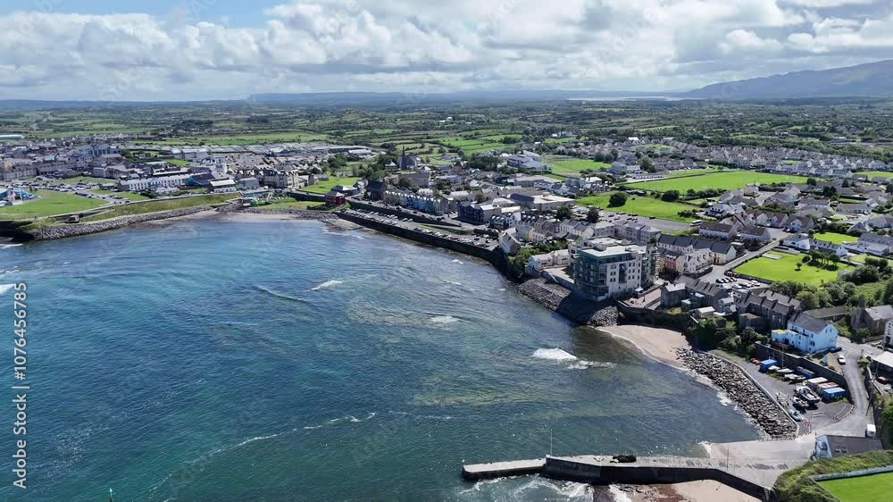 survol de la ville balnéaire de Bundoran au nord de Sligo en Irlande